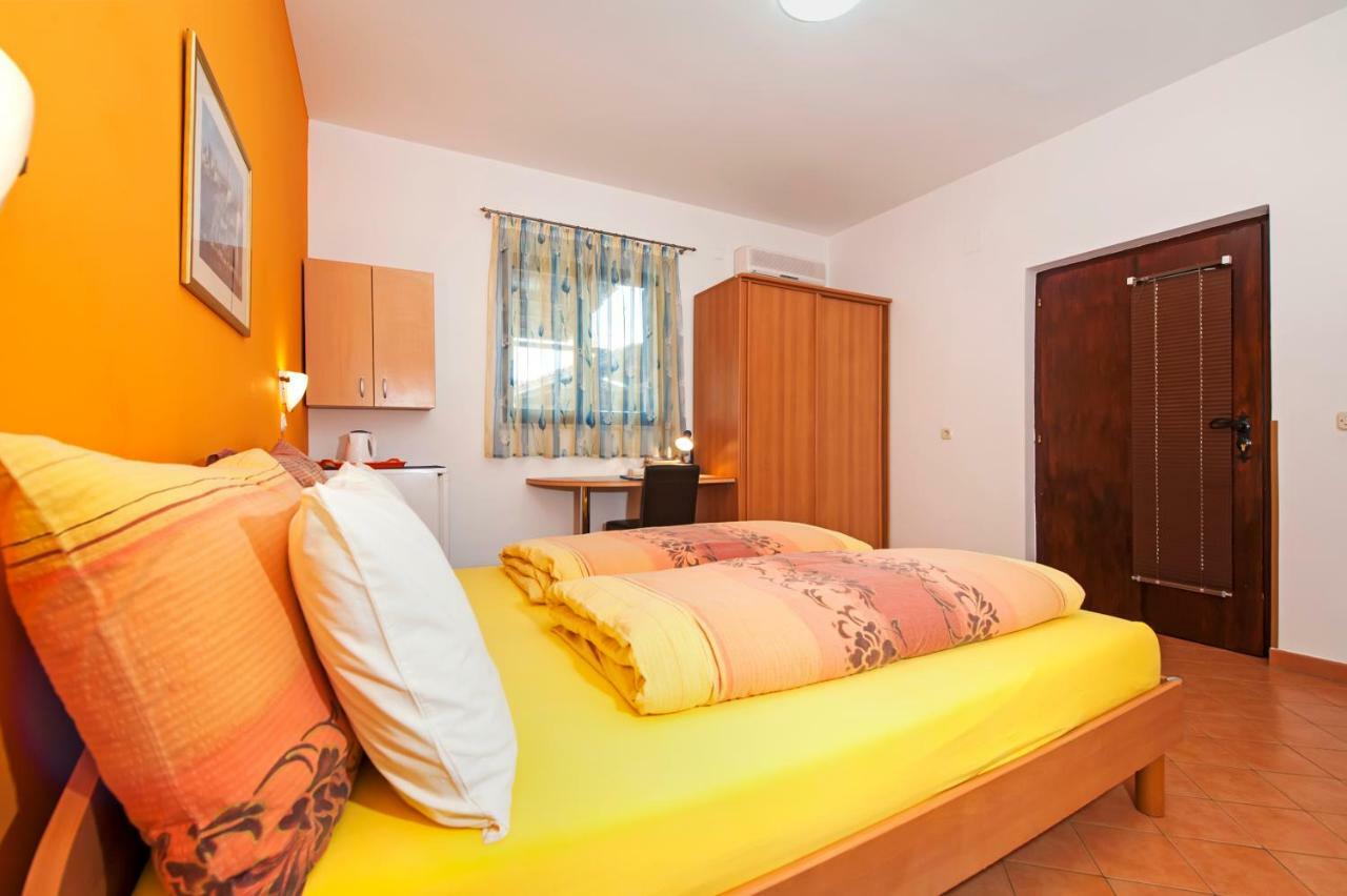 Apartments Erik B&B Adults Only Ровин Екстериор снимка